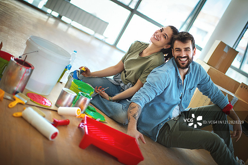 年轻夫妇一起搬家图片素材