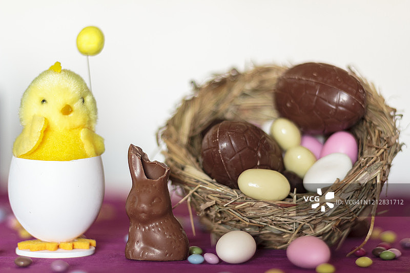 装饰性巧克力兔子和鸟巢巧克力蛋图片素材
