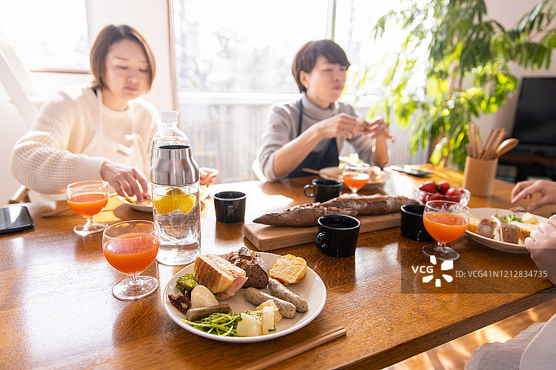 在家聚餐吃午饭的女人图片素材