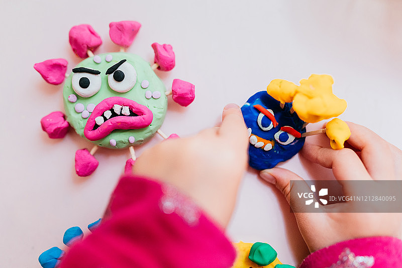 孩子用橡皮泥制作的冠状病毒怪物图片素材