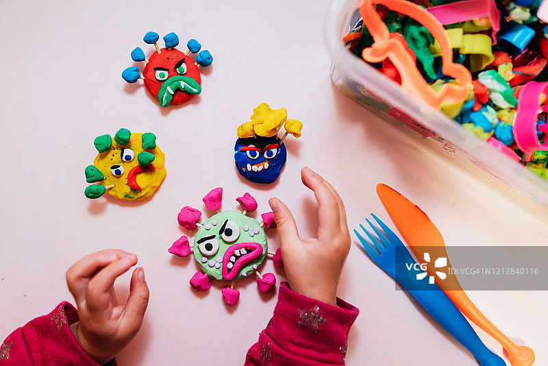 孩子用橡皮泥制作的冠状病毒怪物图片素材