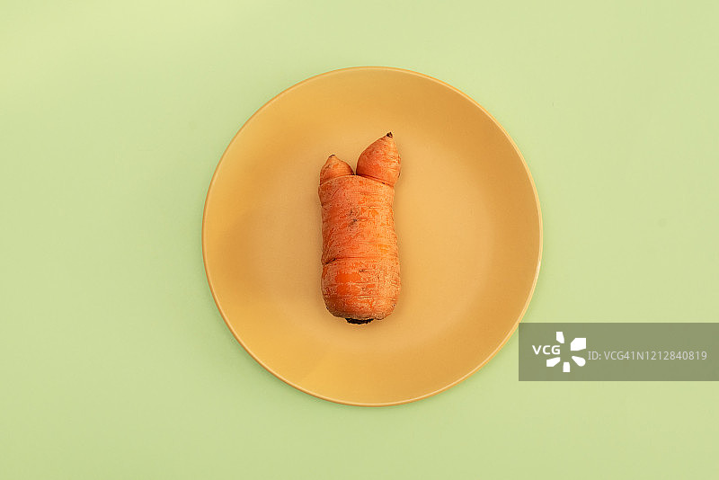 农场新鲜丑胡萝卜弯曲变形图片素材