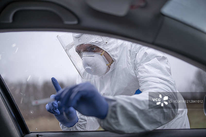 身穿防护服在边境进行管控的男人图片素材