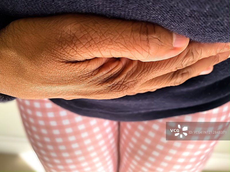 非裔美国女人感到胃痛图片素材