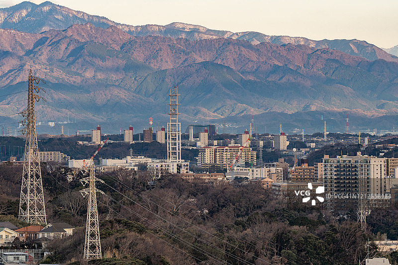 日本神奈川县的雪山和住宅区图片素材