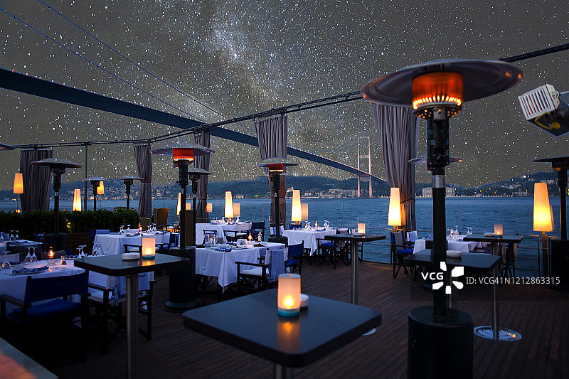 土耳其伊斯坦布尔博斯普鲁斯海峡的豪华餐厅和夜总会图片素材