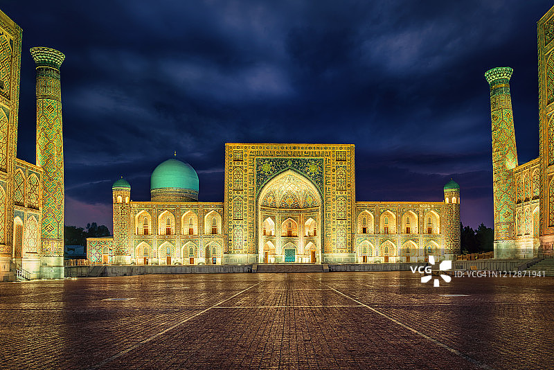 撒马尔罕列吉斯坦广场夜景图片素材