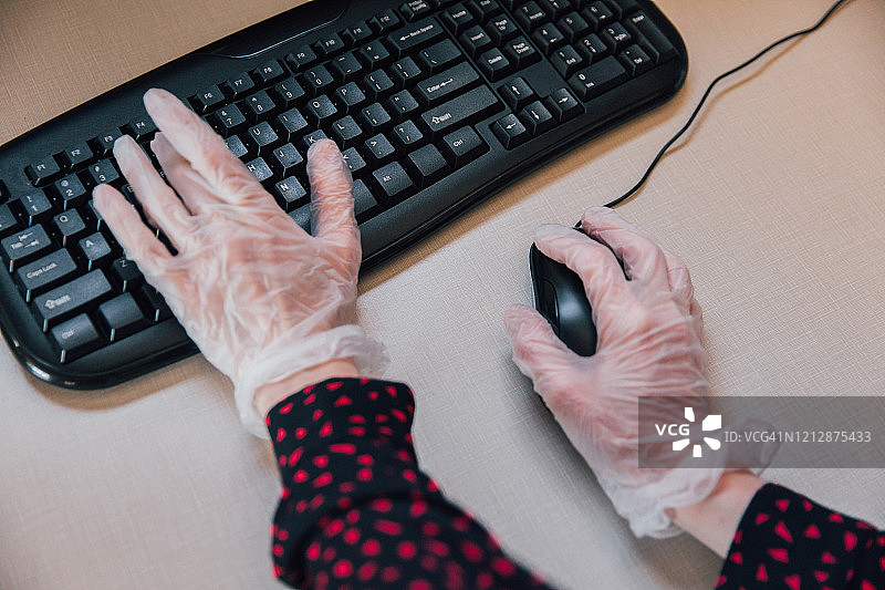 新冠疫情安全防护：办公室中的橡胶手套，疫情期间的员工安全图片素材