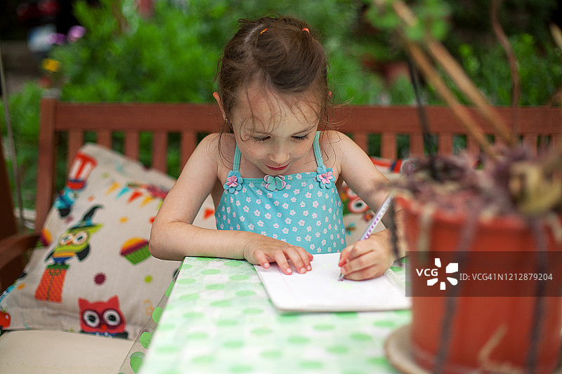做作业的年轻女孩图片素材