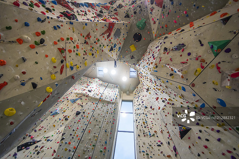 空旷室内攀岩馆墙壁图片素材