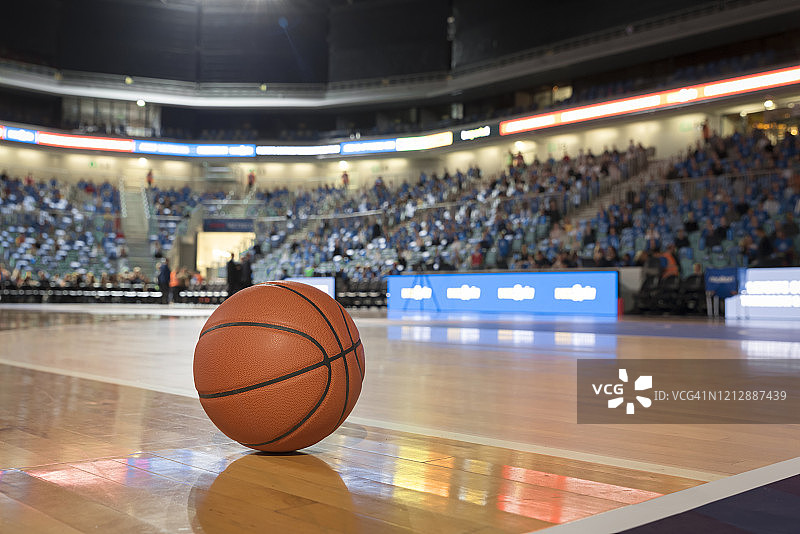 球场上的篮球图片素材