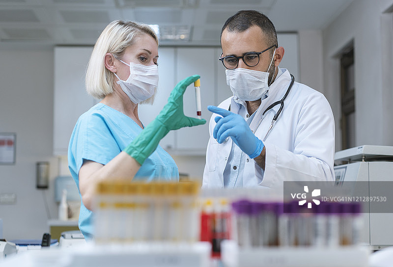 新冠病毒概念，实验技术员在医院进行血液检测图片素材