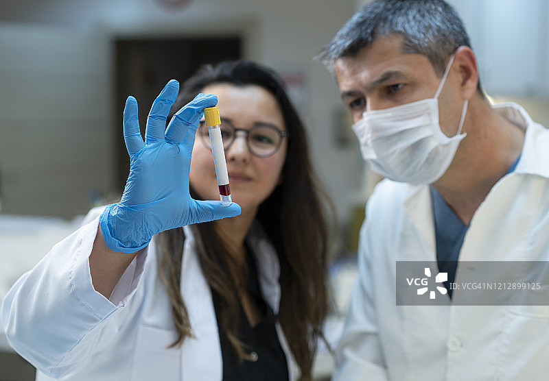 男女医生在实验室分析医学样本图片素材