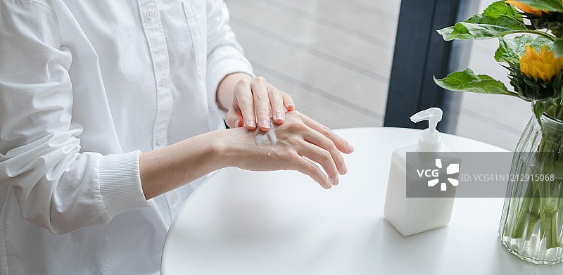 涂抹护手霜的亚洲女性图片素材