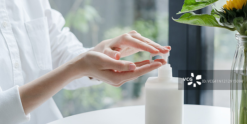 涂抹护手霜的亚洲女性图片素材