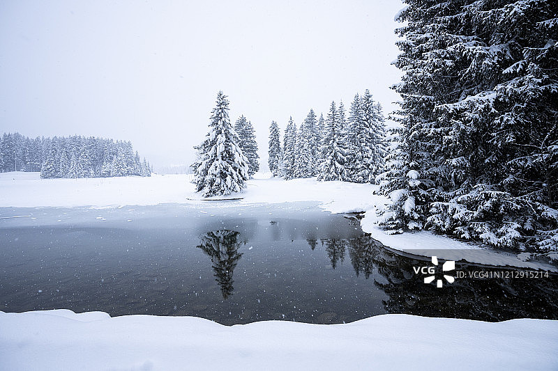 冰冻溪流和湖泊的雪冬景色图片素材