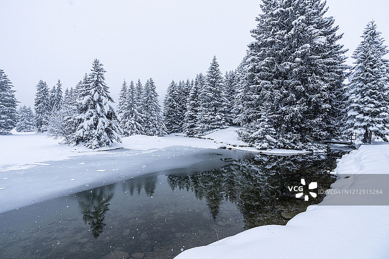 冰冻溪流和湖泊的雪冬景色图片素材