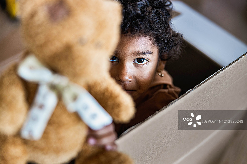 纸箱里可爱的黑人女孩图片素材