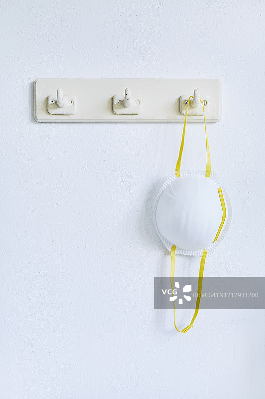 挂在衣帽钩上的口罩静物图片素材