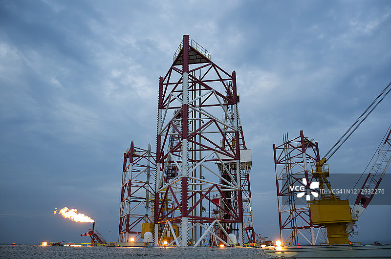 中国东海的石油钻井平台，海上油气行业的重工业，从平台角度看图片素材