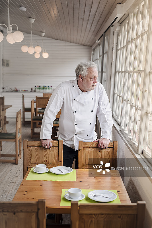 餐馆老板关店。图片素材