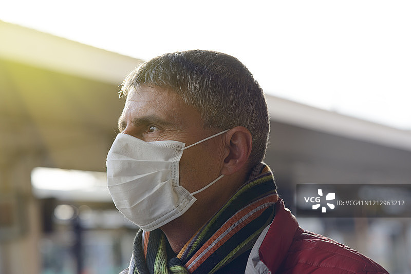 空气污染防护概念：戴口罩的欧洲中年男子图片素材