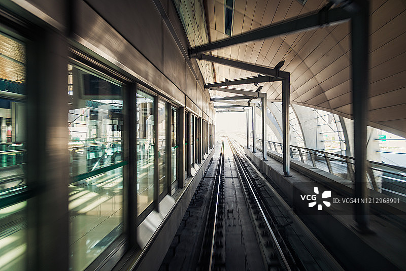 地铁列车驶过车站图片素材