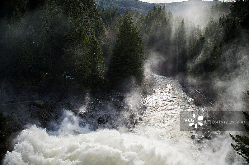 大坝流水图片素材