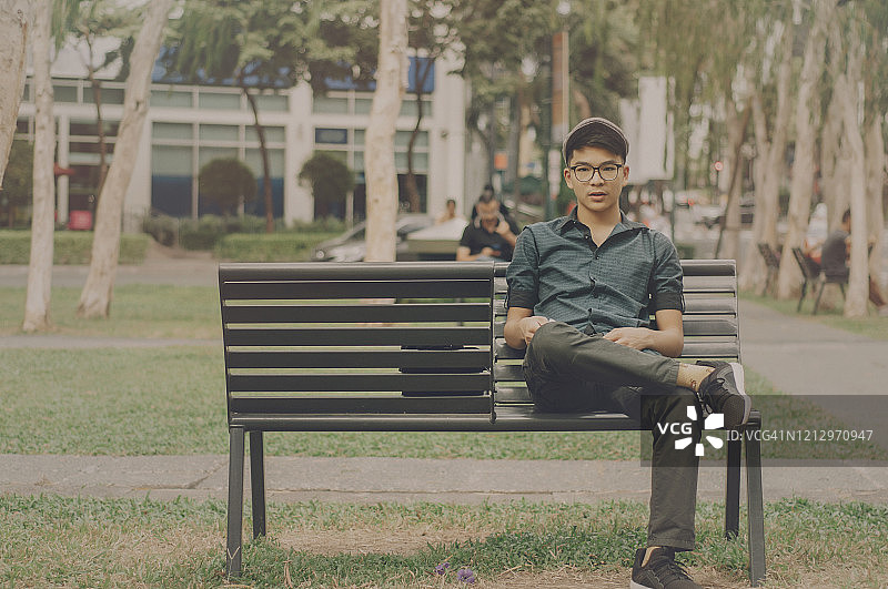 坐在公园长椅上的青少年图片素材