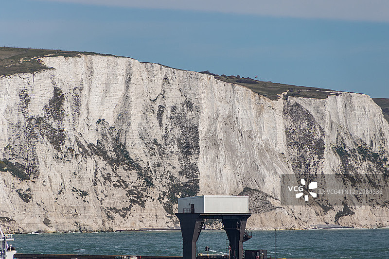 英国多佛的渡轮港口和多佛白色悬崖图片素材