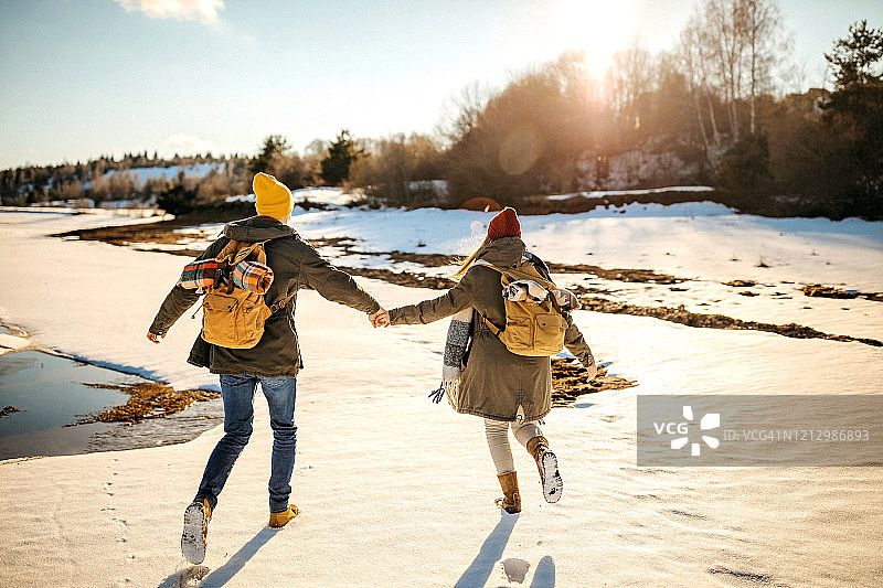 在雪地森林里玩耍的情侣图片素材