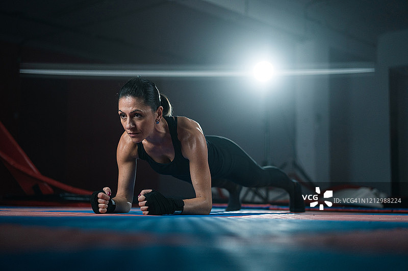 做平板支撑的中年妇女图片素材