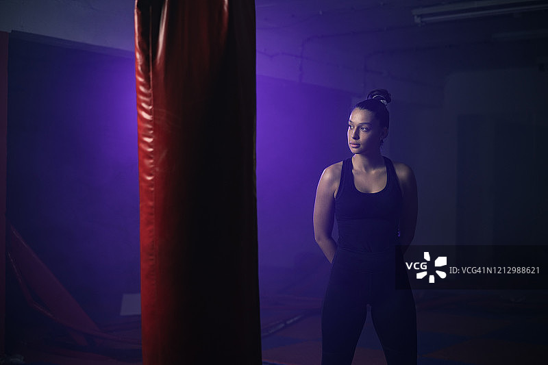 沉思的女拳击手肖像图片素材