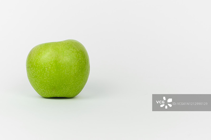摄影棚里的青苹果特写图片素材