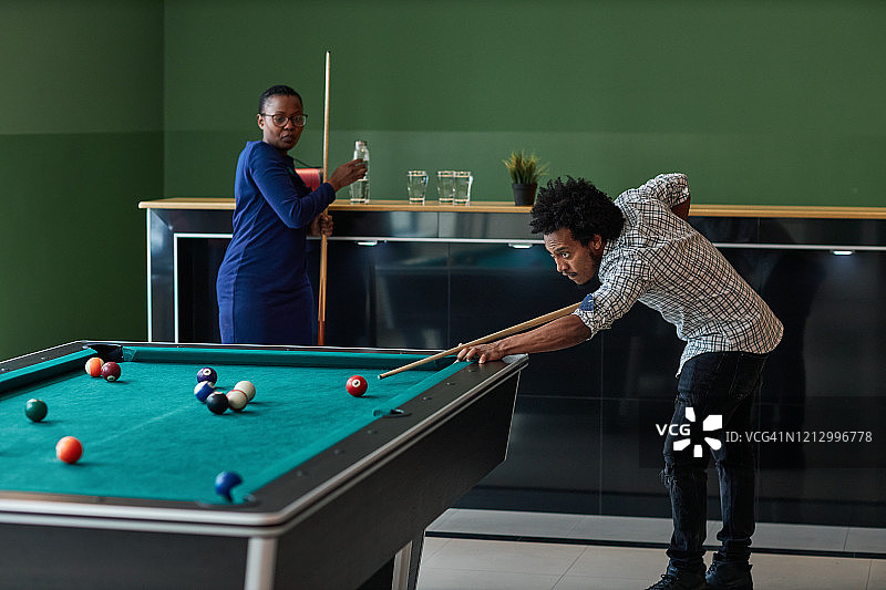 在宿舍里打台球的非洲学生图片素材