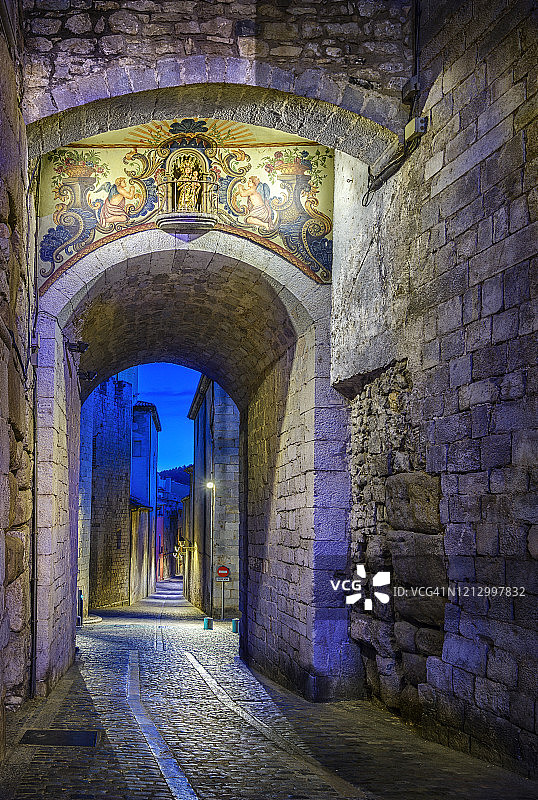 赫罗纳卡雷尔·德拉福萨街，西班牙加泰罗尼亚图片素材