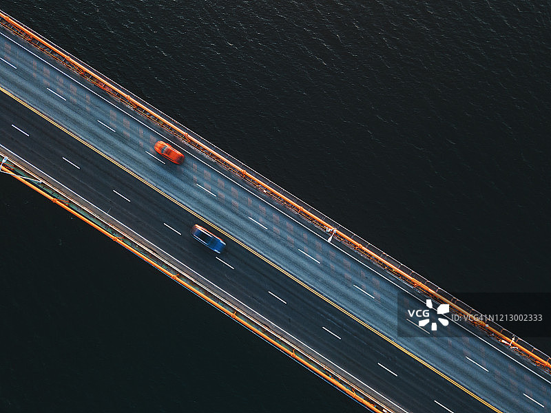 悬索桥上的交通图片素材