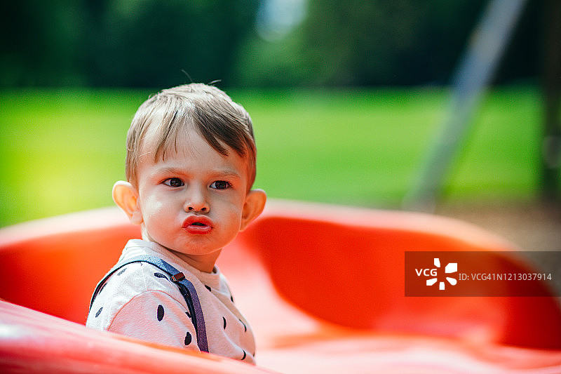 小男孩在游乐场玩耍图片素材