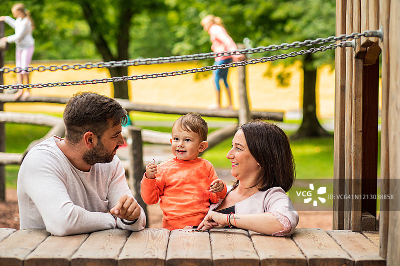 快乐家庭在公园的欢乐时光图片素材