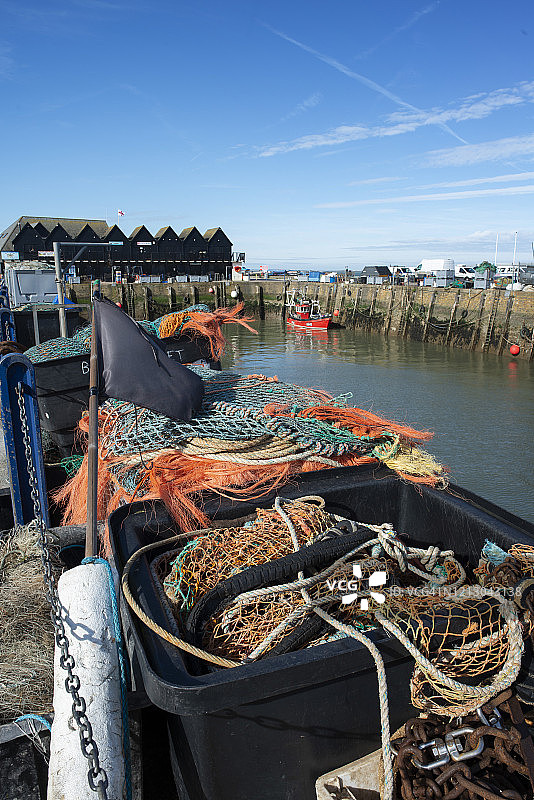 前景是渔网的惠特stable尔海港图片素材