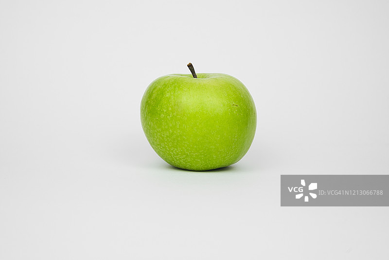 摄影棚里的青苹果特写图片素材