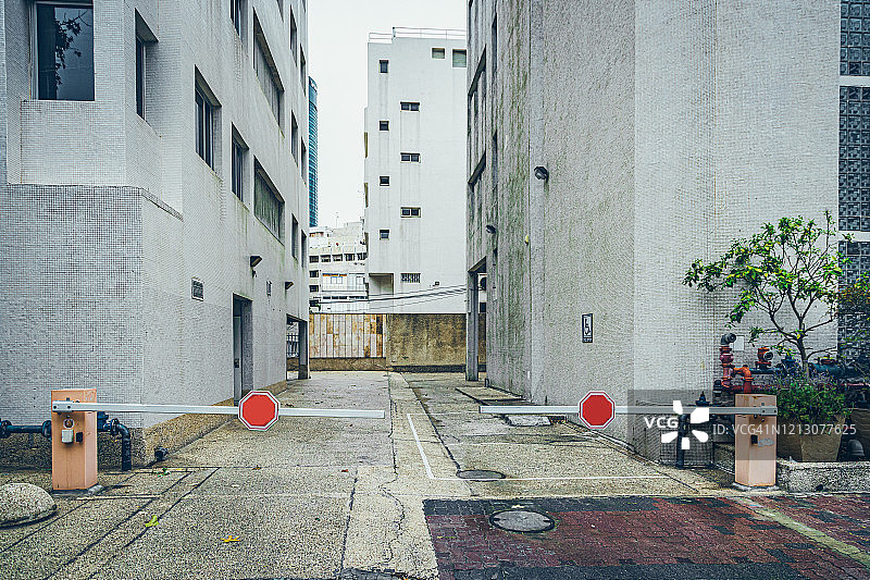 带栏杆的住宅楼停车场入口图片素材