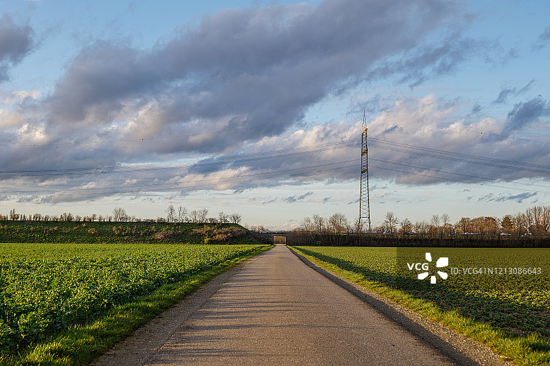 德国乡村宁静街道的透视景象，暴风雨后美丽的云彩和天空图片素材