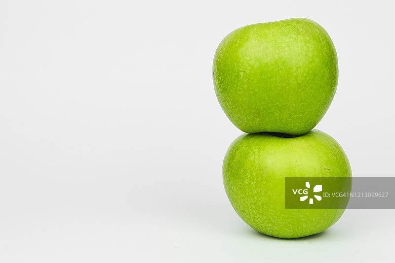 摄影棚中两个青苹果的特写图片素材