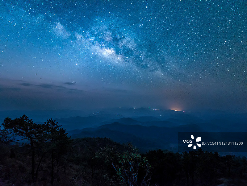 午夜时分泰国夜空中的银河，森林火灾污染图片素材