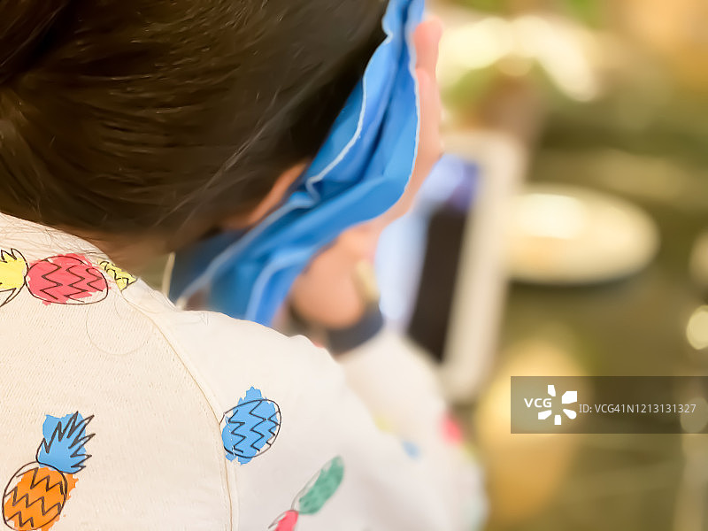 混血少女与儿科医生进行在线医疗咨询图片素材