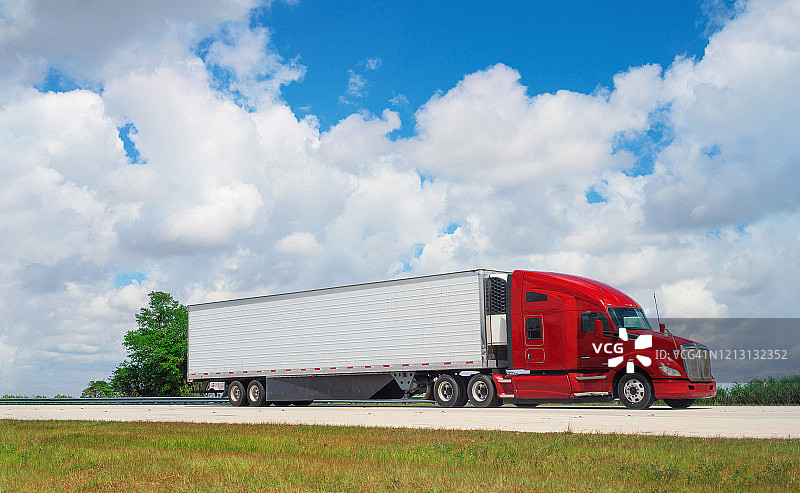 佛罗里达州迈阿密的红色半挂卡车图片素材