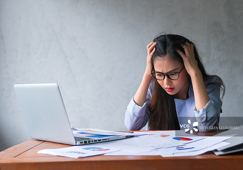 年轻女商人于现代办公室工作中感到无聊的镜头图片素材