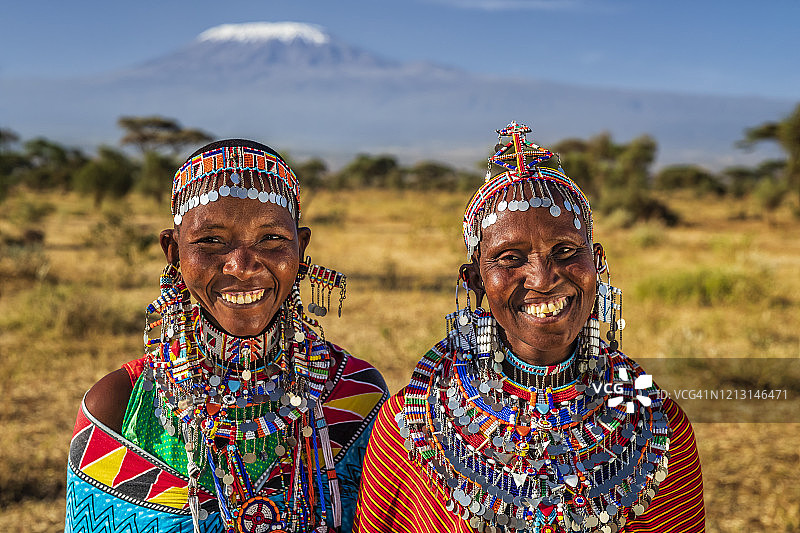 快乐的非洲女性，背景是乞力马扎罗山，肯尼亚，东非图片素材