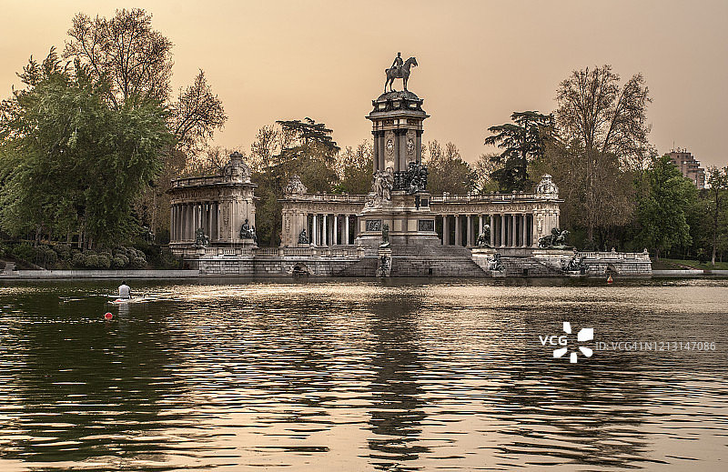 西班牙马德里丽池公园的壮丽池塘图片素材